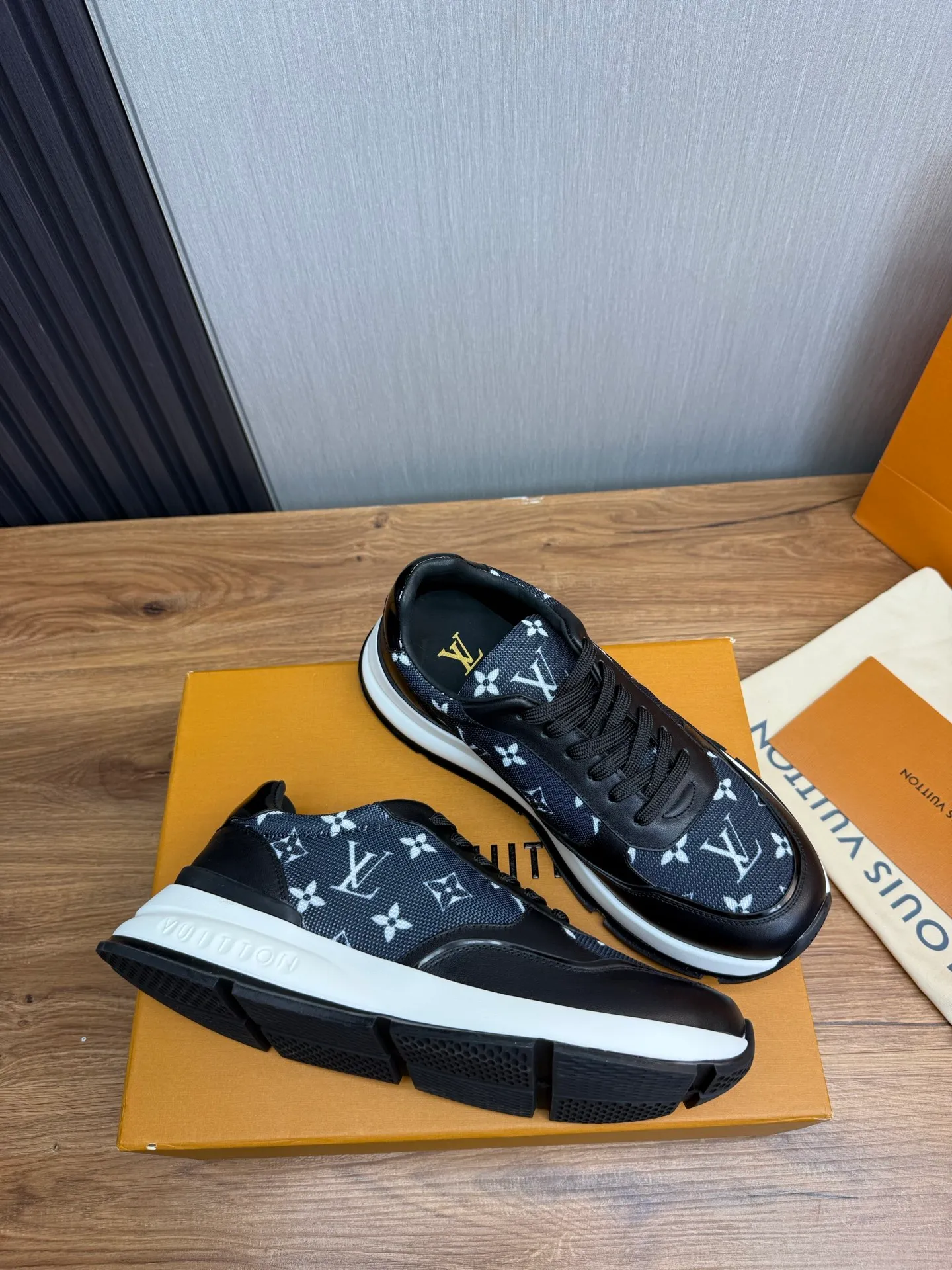 Men's shoes 💰800💰 LOUIS VUITTON [Luden Yiwei] Brand new trendy Lv is on the market 🎁, casual and fashionable men's shoes 👟Original 1:1 shipment✅ The upper is made of imported brand leather + cowhide lining, the original wear-resistant rubber outsole, the version is simple and elegant, exclusive for trendy men. 38-44 (customized at 38.45)
